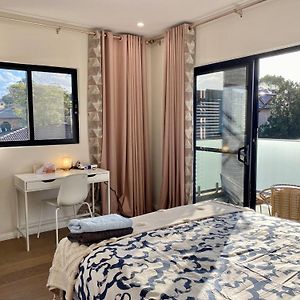 Zimmer mit Kingsize-Bett